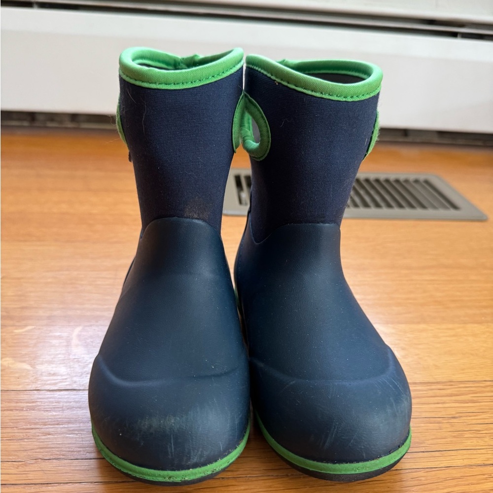 Kids Classic Bogs Rain Boots - toddler size 8